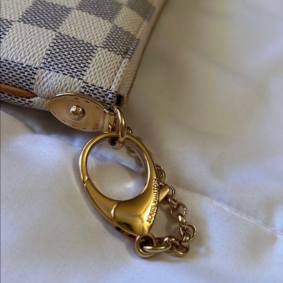 SOLD🎄Louis Vuitton Milla MM pochette🎄 - Picture 4 of 10